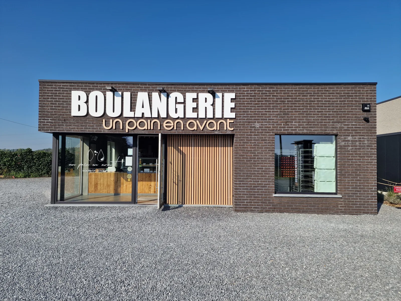 Façade de la boulangerie un pain en avant à Saint-Georges-sur-Meuse