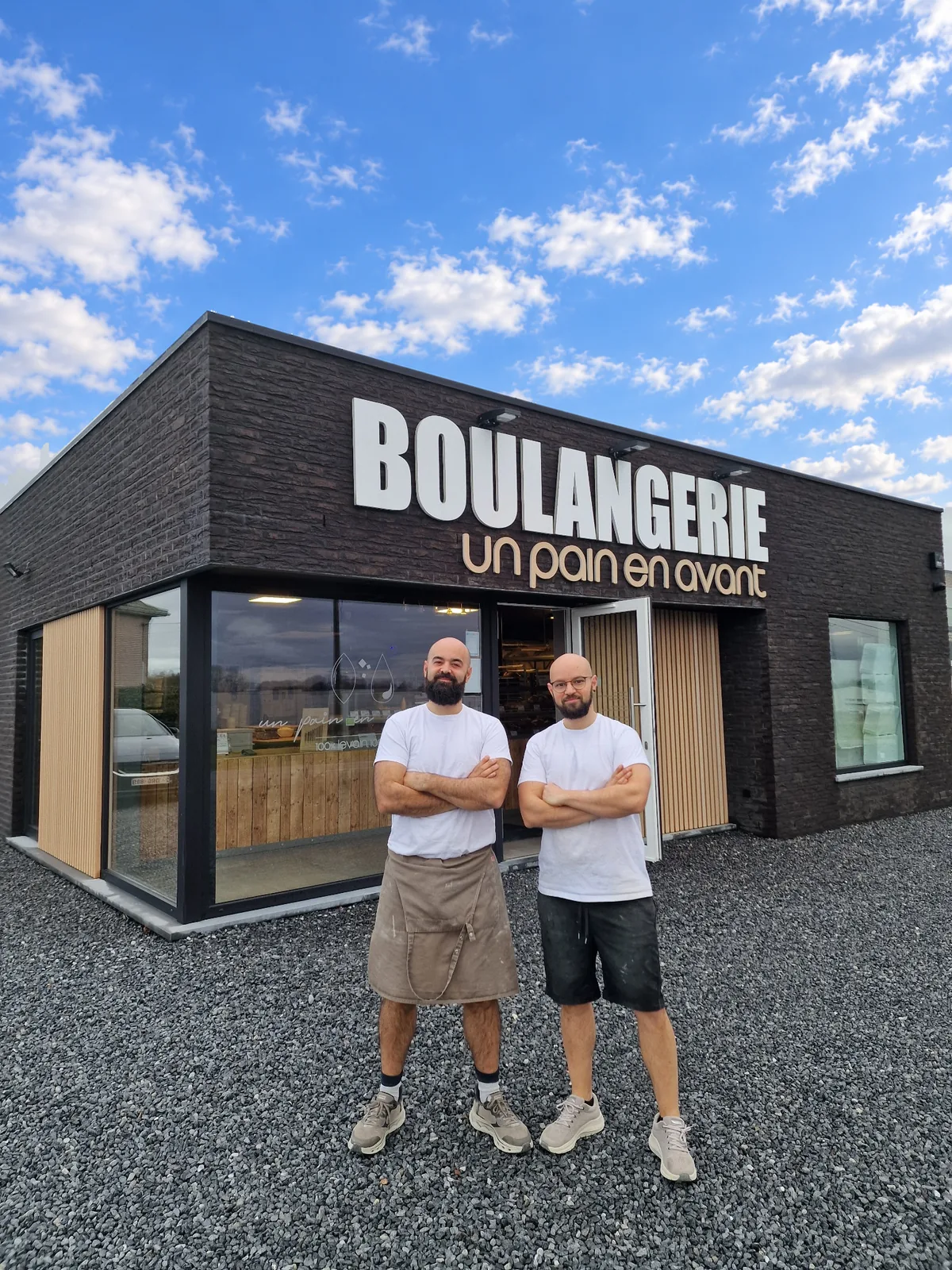 Damien et Jérôme devant la boulangerie un pain en avant à Saint-Georges-sur-Meuse